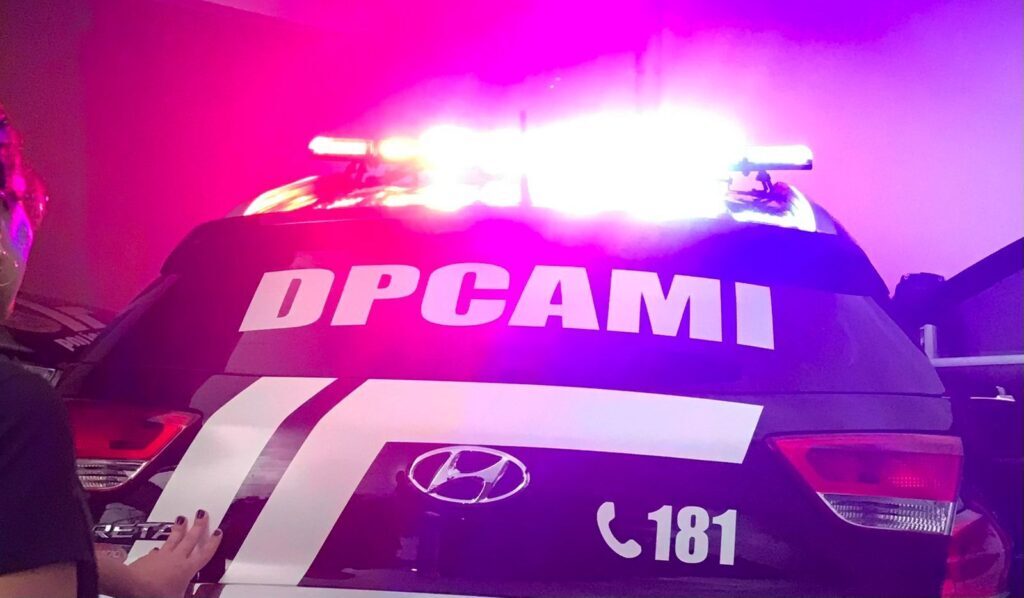 Homem é preso ao agredir mulher a caminho da delegacia